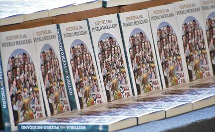 Normalistas desairan el libro Historia del pueblo mexicano