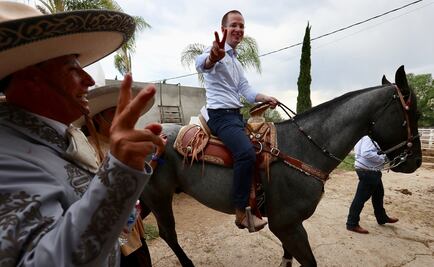 ​Anaya monta caballo junto a su papá y jinetes en Zacatecas