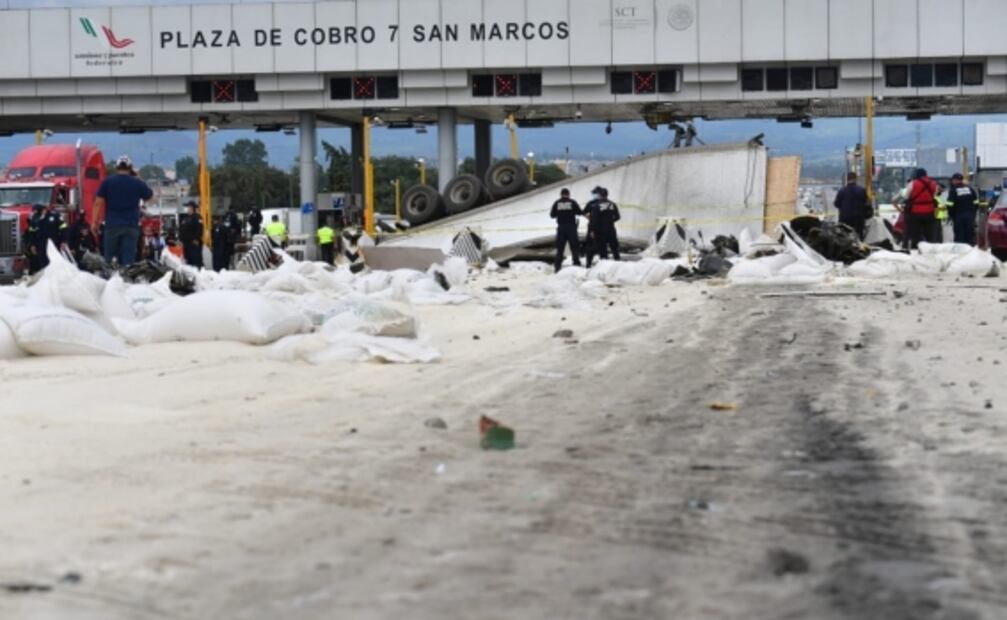 Tráiler se impacta contra casetas de cobro en autopista México-Puebla; hay dos muertos