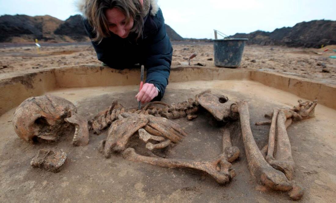 De huesos y dedos se hace una extracción orgánica para conseguir ADN. Foto: Archivo