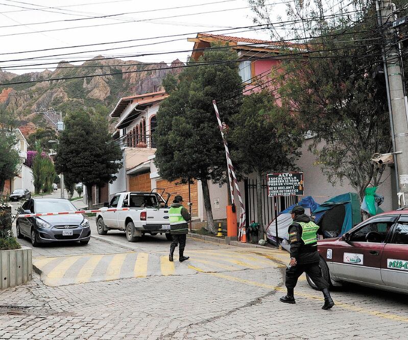 Oficiales revisan vehículos en la entrada de La Rinconada, donde está la embajada mexicana en La Paz. JORGE BERNAL. AFP