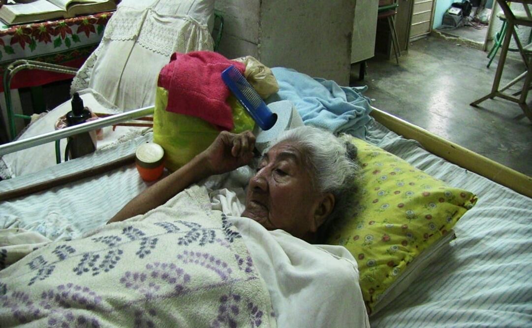 Anciana que acudió a banco en camilla tenía una pierna rota, hipertensión y sordera