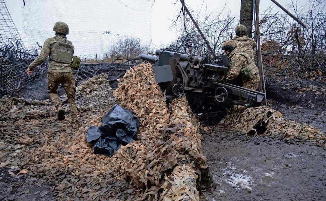 Una unidad de artillería de Ucrania, al alistarse para disparar un obús remolcado de fabricación estadounidense cerca de una línea de frente en un lugar no revelado en la región de Kharkiv 26 de enero. Foto: María Senovilla / EFE