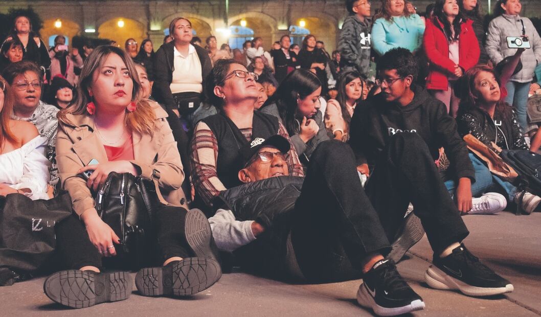 Sin distinción de edad, todos cantaron en la fresca velada. FOTOS: FERNANDA ZAMORA y HUGO SALVADOR. EL UNIVERSAL