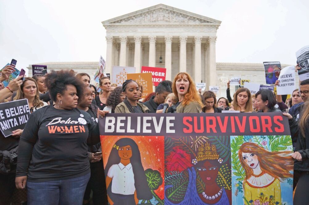 Manifestantes se reunieron frente a la Corte Suprema en Capitol Hill, Washington, para protestar contra el juez Brett Kavanaugh, nominado por el presidente Trump al Tribunal Supremo de EU. (CAROLYN KASTER. AP)
