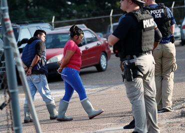 Consulado busca a mexicanos tras redada en empresa de Mississippi