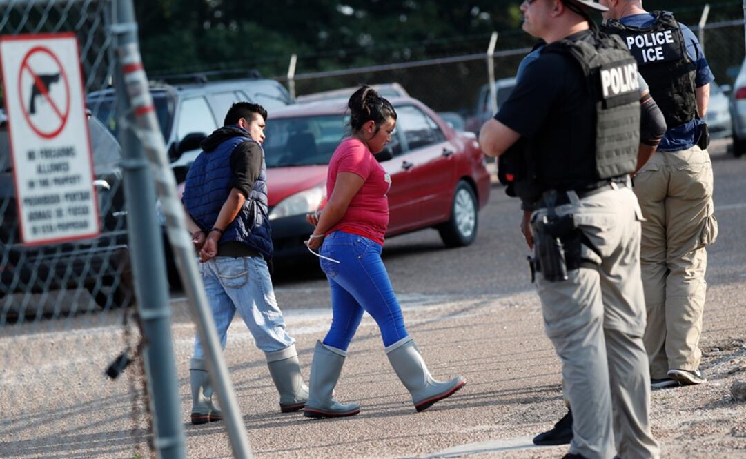 Hasta el momento, se confirmó la presencia de ICE, junto con la DEA y el FBI, en tres complejos de apartamentos en Aurora, al este de Denver. Foto: AP