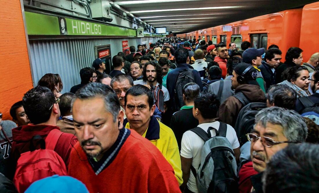 El retiro de convoyes ocasiona que se acumulen pasajeros en andenes, por lo que hay más afluencia y demanda para acceder a las unidades. Foto: Archivo / EL UNIVERSAL