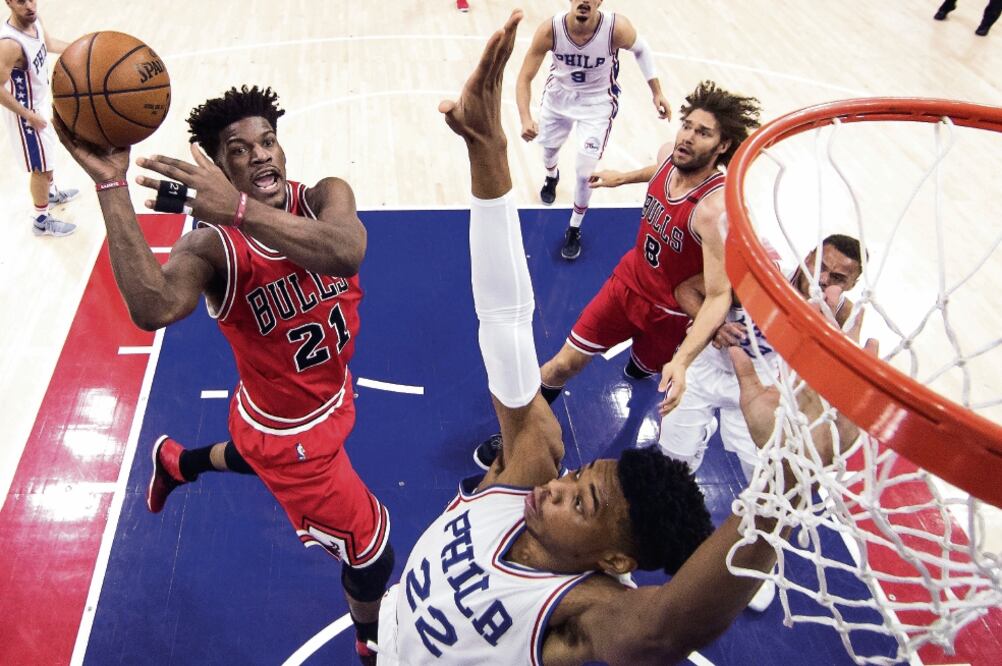 Jimmy Butler (21) colaboró con 10 asistencias para los de Chicago (CHRIS SZAGOLA. AP)