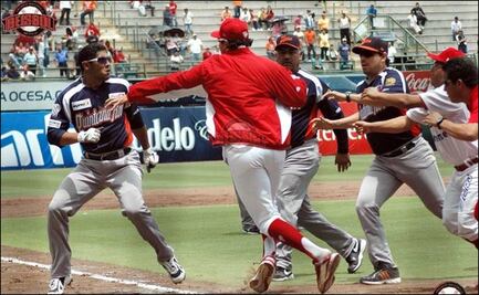 Pelotero que golpeó con el bat a catcher rival, tiene pasado violento en México