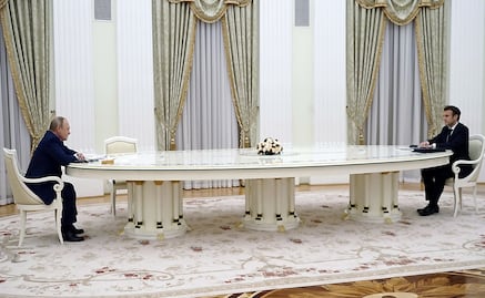 Emmanuel Macron dice a Vladimir Putin que espera "desescalada" de crisis en Ucrania