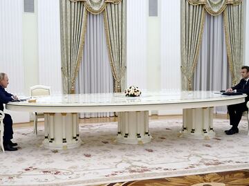 Emmanuel Macron dice a Vladimir Putin que espera "desescalada" de crisis en Ucrania