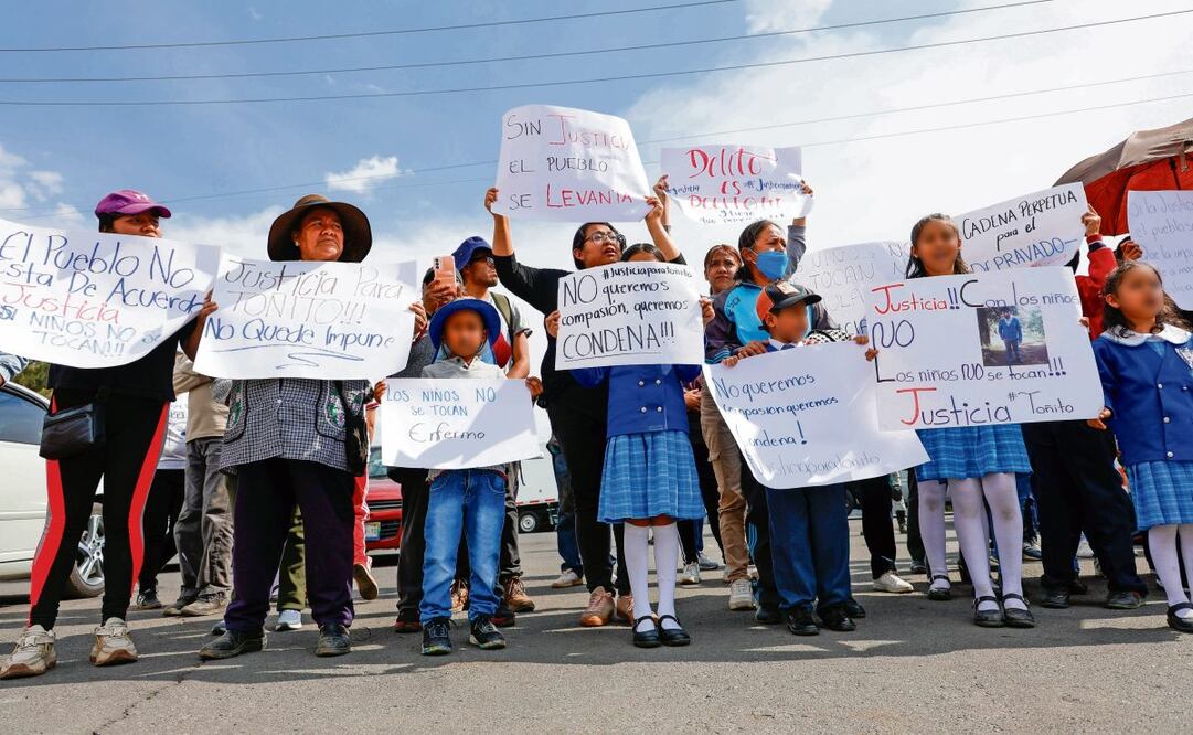 Los manifestantes permanecieron afuera de los juzgados mientras se realizó la primera audiencia. (25/03/2025) Foto: Arturo Hernández | El Universal
