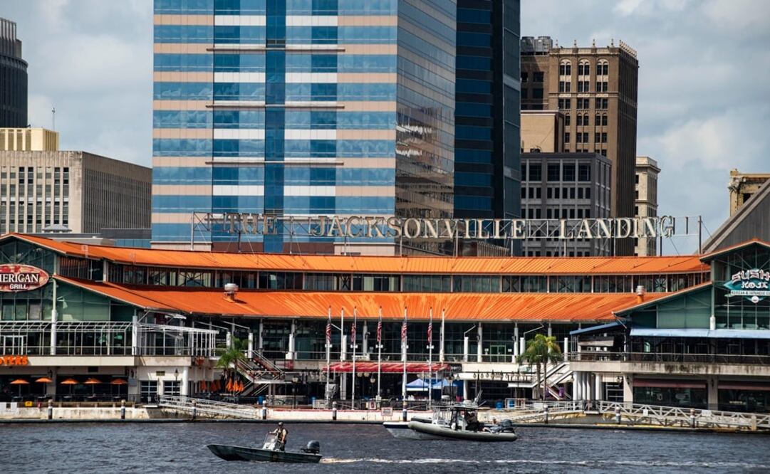 El tiroteo tuvo lugar en el Jacksonville Landing, un centro comercial y de entretenimiento a la ribera del río St. Johns, en Jacksonville (Foto: AP)