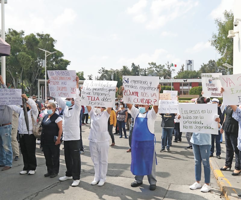 Personal médico, administrativo y de intendencia se manifestó a las afueras del Instituto Nacional de Enfermedades Respiratorias para exigir equipo de protección. Foto: BERENICE FREGOSO. EL UNIVERSAL