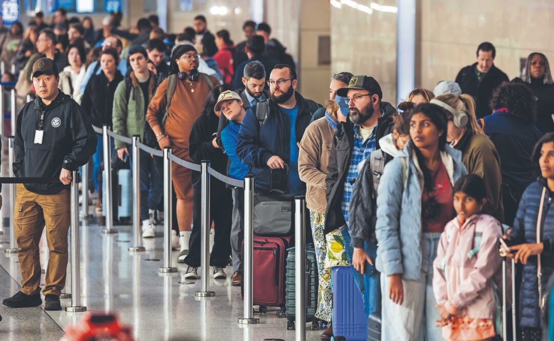 Pasajeros de aerolíneas hacen fila la víspera del feriado del Día de Gracias, en el Aeropuerto Nacional Ronald Reagan de Washington en Arlington, Virginia. Foto: de JIM LO SCALZO. EFE