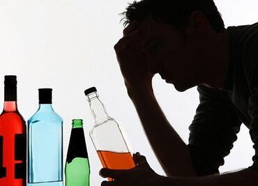 ¿Por qué uno vomita después de beber mucho alcohol?