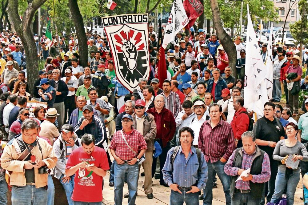 Martín Esparza dice que en agosto próximo comenzarán a dar ayuda económica a las familias de los electricistas que han muerto en la lucha (ARCHIVO ELUNIVERSAL)