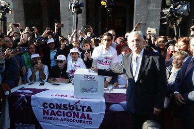 AMLO vota en consulta por nuevo aeropuerto