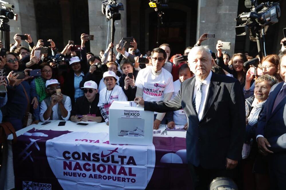 AMLO vota en la consulta por el nuevo aeropuerto. Foto: Luis Cortés / EL UNIVERSAL