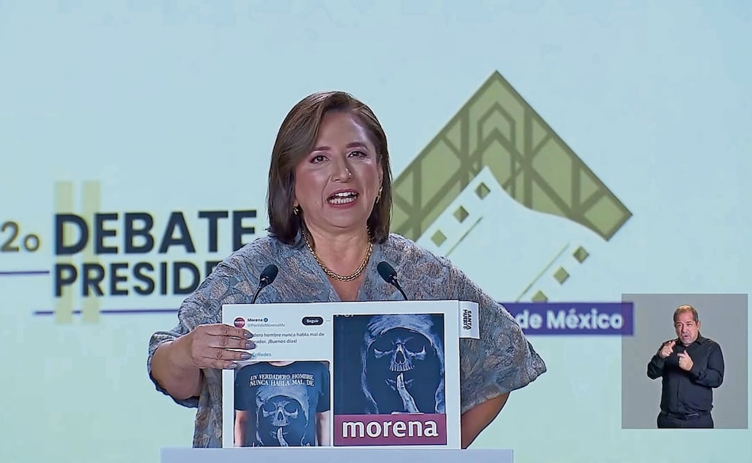 Xóchitl Gálvez muestra una cartulina contra morena Foto: Especial