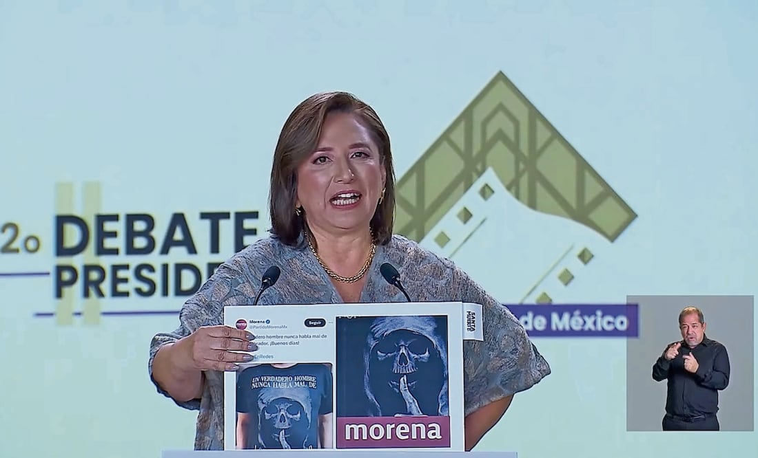 Xóchitl Gálvez muestra una cartulina contra morena Foto: Especial