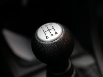 A qué velocidad se deben hacer los cambios de marcha en el auto