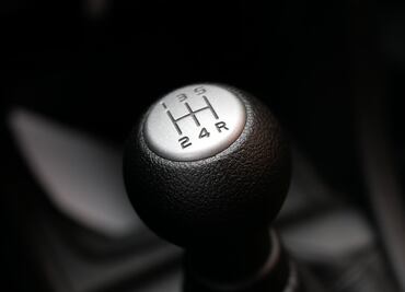 A qué velocidad se deben hacer los cambios de marcha en el auto