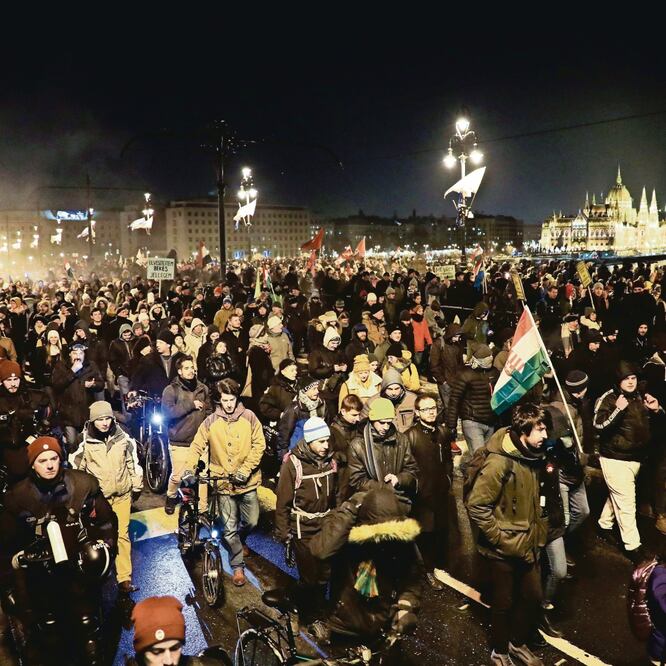 En contra. Sindicatos lideraron la protesta contra el gobierno en Hungría. Los partidos de oposición marcharon con sus propias banderas. (EFE)