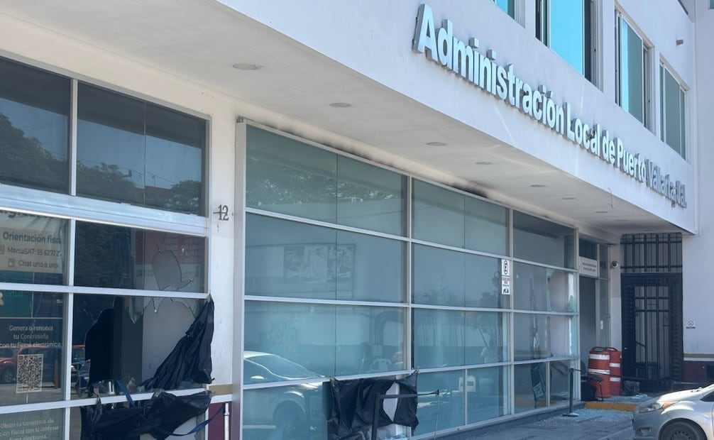 Presuntos integrantes del CJNG incendiaron y realizaron destrozos en oficina del SAT en Puerto Vallarta, Jalisco. Foto: Juan Carlos Williams/ EL UNIVERSAL