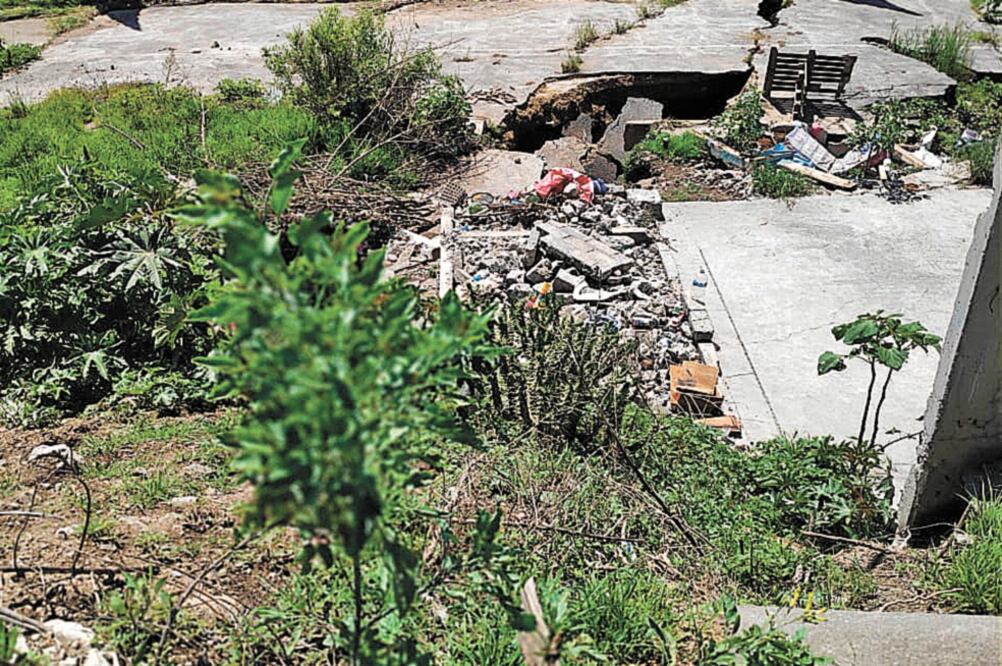 El fin de semana se formó una grieta de 200 metros de longitud y 10 metros de profundidad en el Cerro del Marquez. Foto/ESPECIAL
