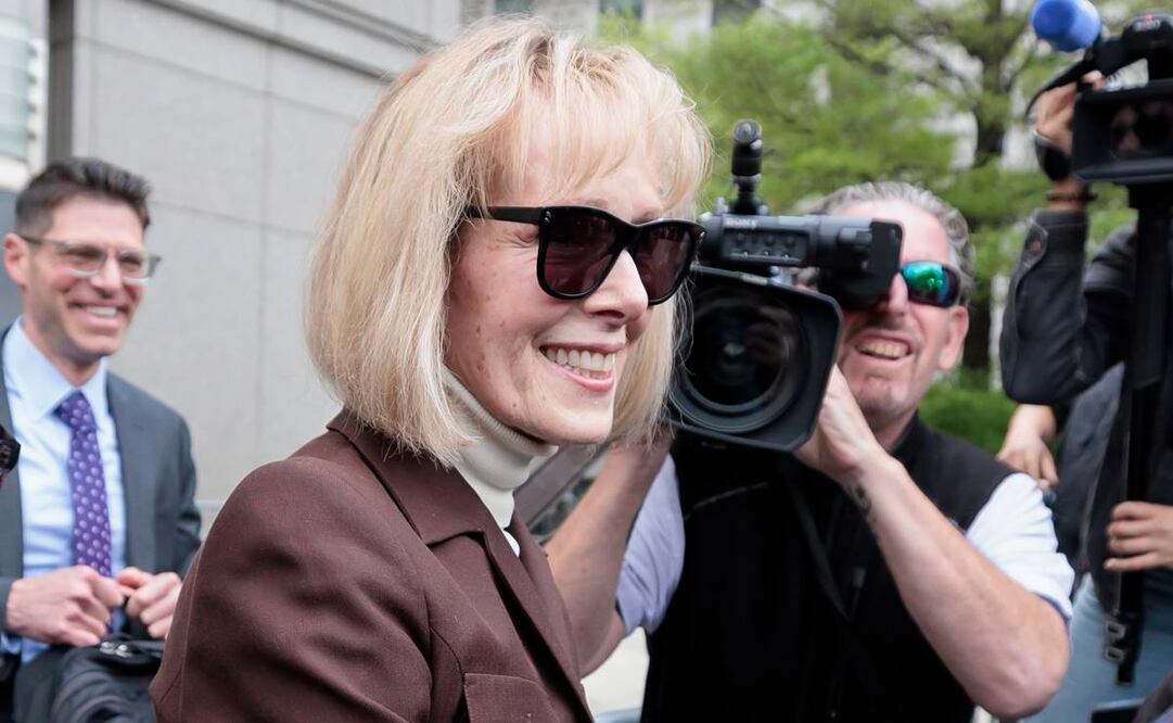 Jean Carroll sale de una corte federal este lunes. Foto: EFE