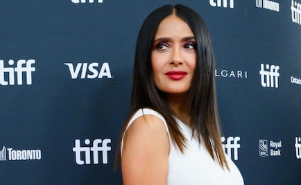 Salma Hayek muestra cómo llevar un vestido blanco ajustado con elegancia