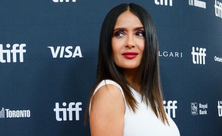Salma Hayek muestra cómo llevar un vestido blanco ajustado con elegancia