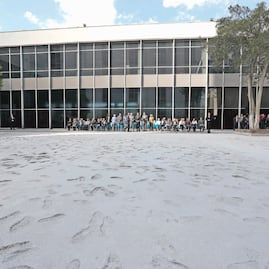 Un memorial a las víctimas, pero desde un presente violento