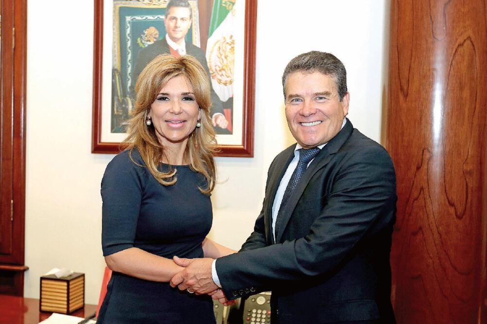 Claudia Pavlovich, gobernadora de Sonora, recibió la visita de Juan Díaz de la Torre, presidente del Sindicato Nacional de Trabajadores de la Educación (ARCHIVO EL UNIVERSAL)