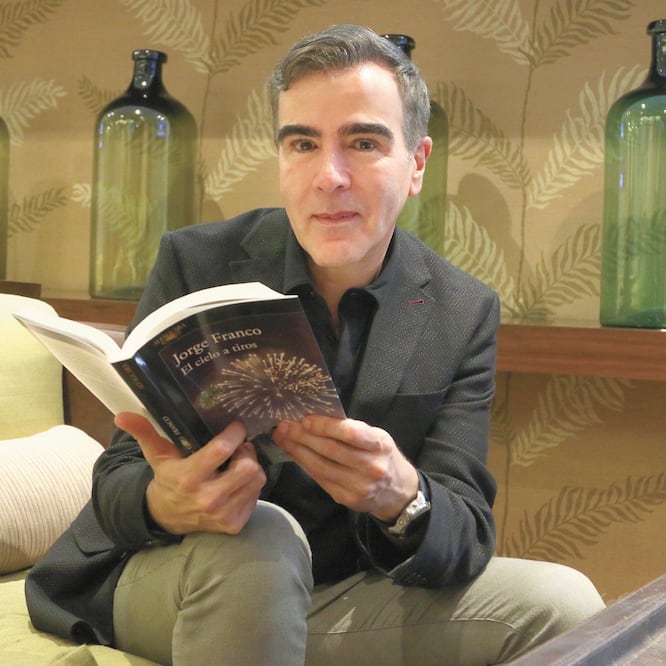 En El cielo a tiros (Alfaguara), Jorge Franco hace un homenaje a la Medellín de antes del narcotráfico con una doble historia de amor. CARLOS MEJÍA. EL UNIVERSAL