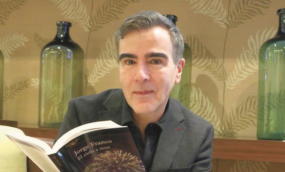 En El cielo a tiros (Alfaguara), Jorge Franco hace un homenaje a la Medellín de antes del narcotráfico con una doble historia de amor. CARLOS MEJÍA. EL UNIVERSAL