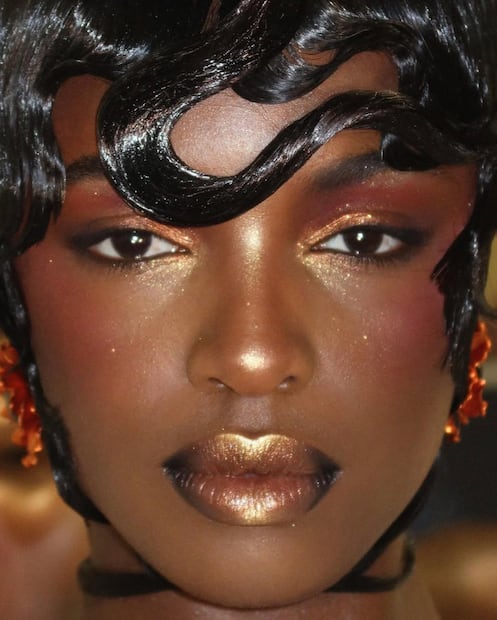 El “glow” estará en la piel, en las sombras de ojos, en los iluminadores y en los labios también puedes llevar ese brillo. Foto: Instagram @sophiasinot