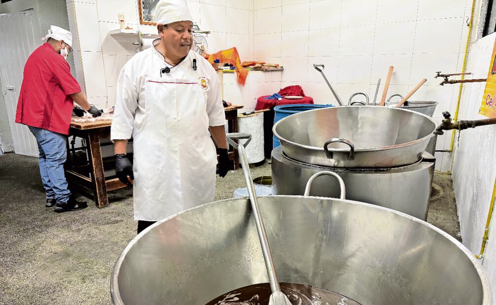 Desde las tres de la mañana, Antonio comienza con la preparación; el primer paso es echar la manteca al cazo. Foto: Carlos Arrieta / EL UNIVERSAL