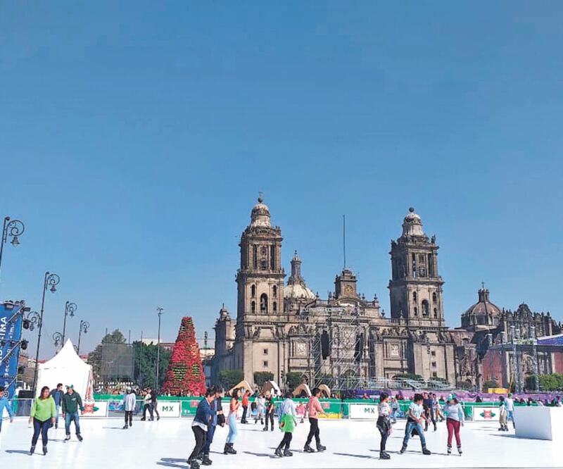 Para acceder a la nueva pista Ecologísssima, instalada en la plancha del Zócalo capitalino, los visitantes tienen que obtener un código QR que es proporcionado en módulos localizados frente a Palacio Nacional. Foto/SALVADOR CORONA