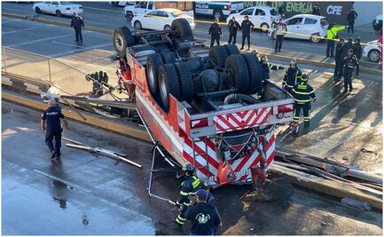 FOTOS: Unidad de bomberos vuelca al dirigirse a incendio en Santiago Ahuizotla, Azcapotzalco