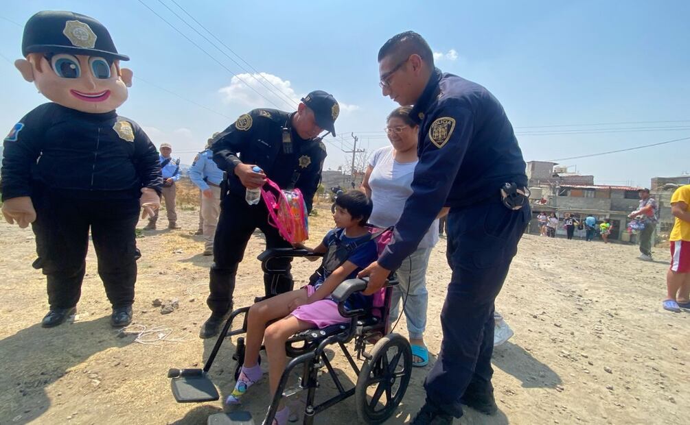 Policías de la CDMX reparten sonrisas; entregan más de 5 mil juguetes en el Día del Niño. Foto: Juan Carlos Williams