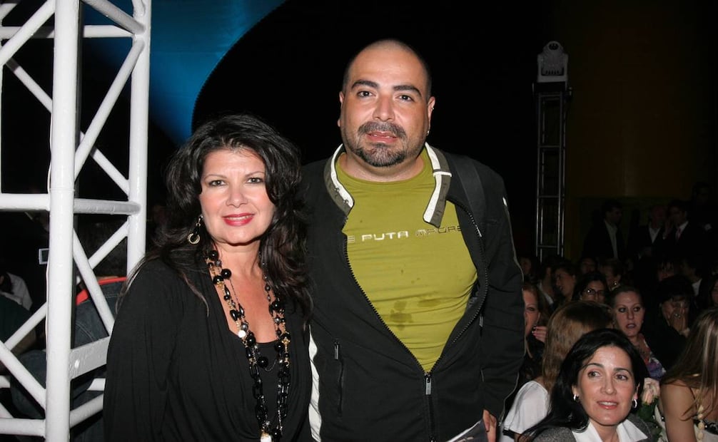 Janette Klein (izq.) y Héctor Terrones mantuvieron cercanía a lo largo de sus trayectorias profesionales. Esta foto de 2006 lo retrató en la presentación de Mattel sobre moda infantil en Papalote Museo del Niño. Foto: Marcial González/EL UNIVERSAL.