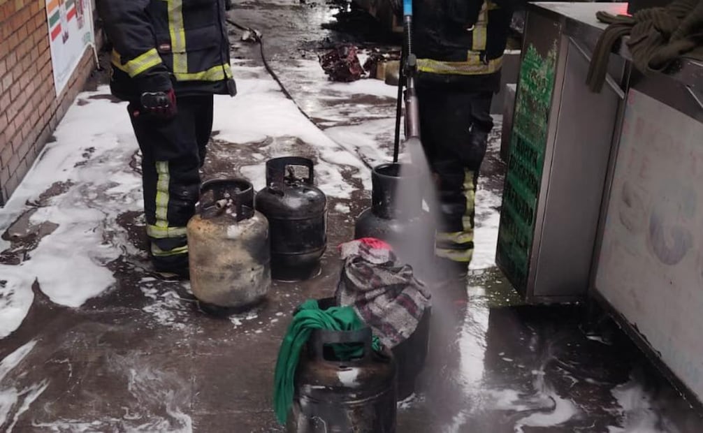 Bomberos controlan incendio en puesto de alimentos en la alcaldía Cuauhtémoc; retiran cinco cilindros de gas.
Foto: Especial.