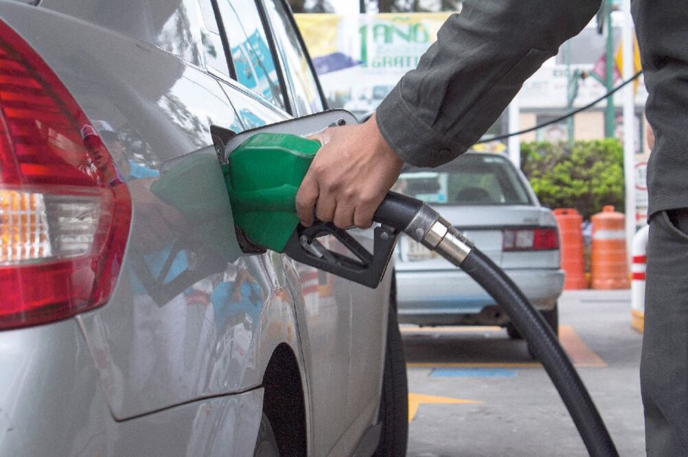 Las gasolineras están obligadas a realizar cada trimestre el muestreo y revisión de calidad de los petrolíferos que almacenen, plantea la NOM-016 (ARCHIVO EL UNIVERSAL)