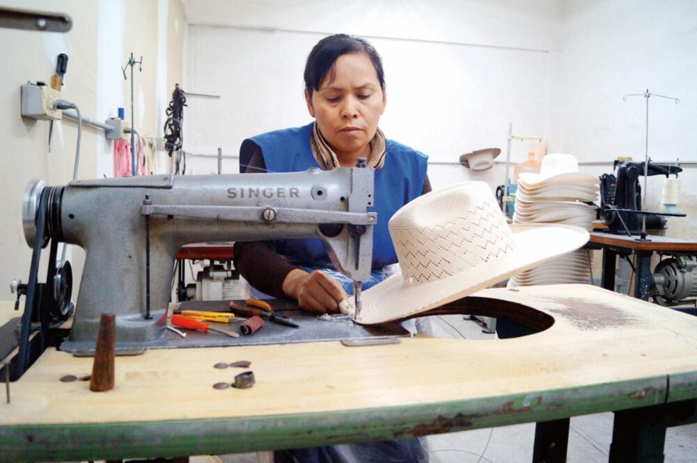 En la elaboración de los sombreros se usan procesos con maquinaria, pero en la mayoría se ocupa la mano de obra. En Rocha Hats se producen 12 mil al mes, con la contribución de 25 trabajadores (XÓCHITL ÁLVAREZ)