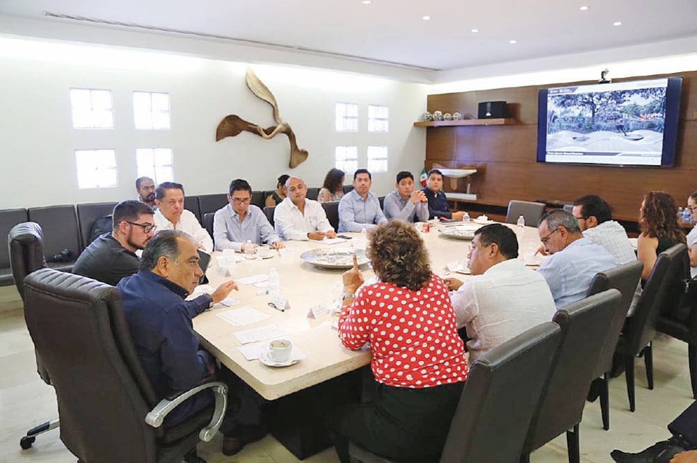 En una reunión entre el gobernador Héctor Astudillo, autoridades municipales y federales se analizaron los planes para impulsar el desarrollo del puerto.