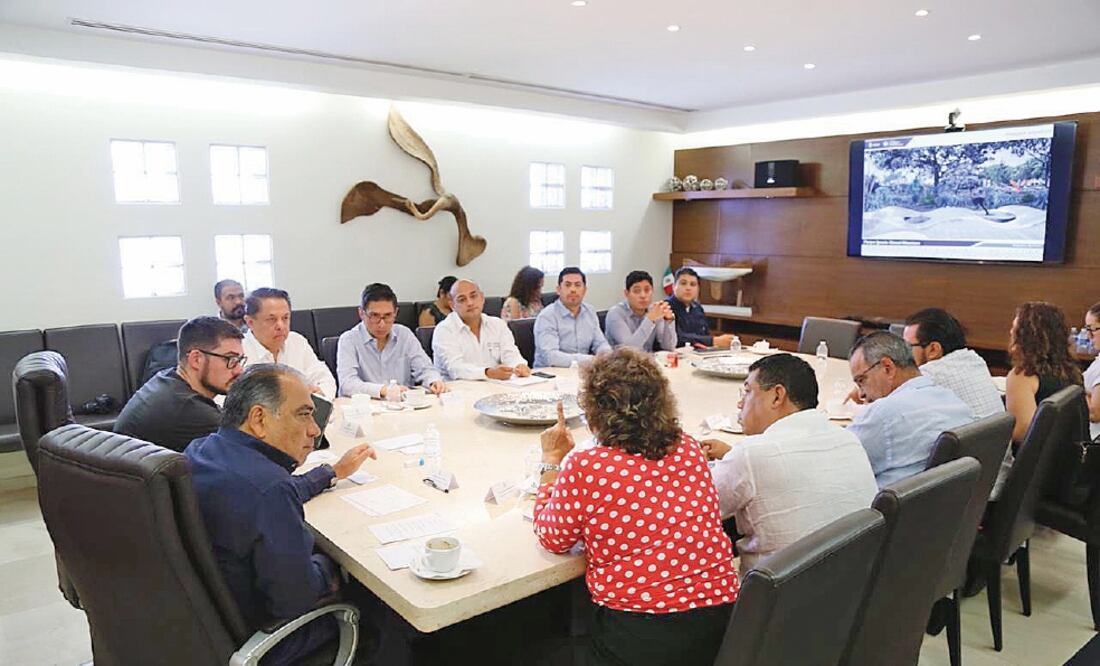 En una reunión entre el gobernador Héctor Astudillo, autoridades municipales y federales se analizaron los planes para impulsar el desarrollo del puerto.