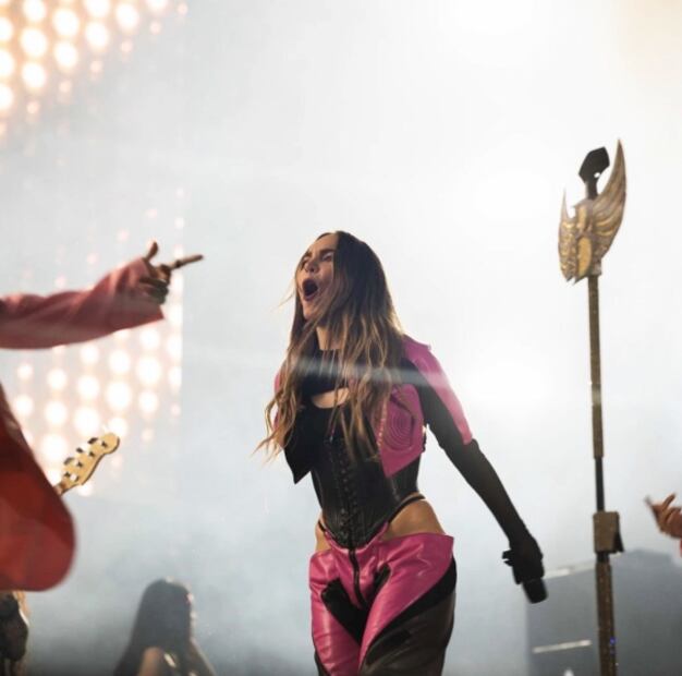 Belinda detuvo concierto para hacer una revelación de género